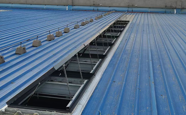 某城市大型商业综合体中庭鄯善排烟窗工程